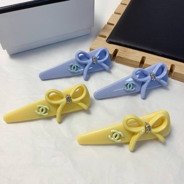 Chanel小香 Chanel发夹 亚克力蝴蝶结Logo边夹刘海夹压夹日常精致小单品 气质百搭小仙女必入单品 宝藏款 闭眼入推荐款 一对