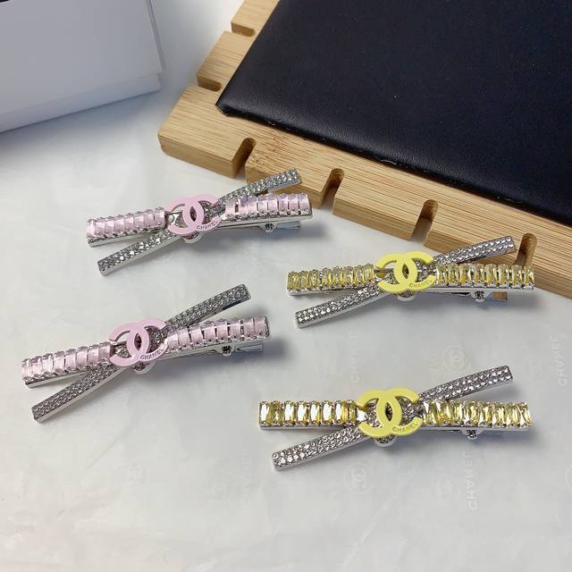 Chanel小香 Chanel发夹 彩色捷克钻Logo边夹刘海夹压夹日常精致小单品 气质百搭小仙女必入单品 宝藏款 闭眼入推荐款 一对