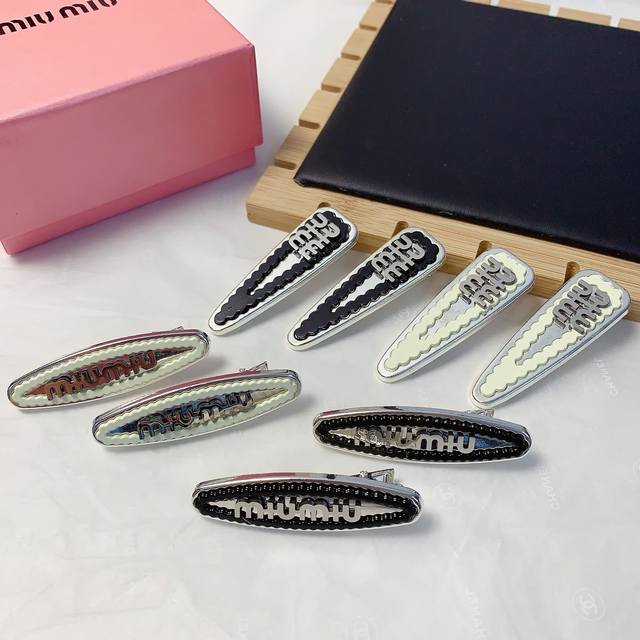 Miumiu缪缪 Miumiu发夹 钛钢Logo边夹刘海夹压夹日常精致小单品 气质百搭小仙女必入单品 宝藏款 闭眼入推荐款 一对