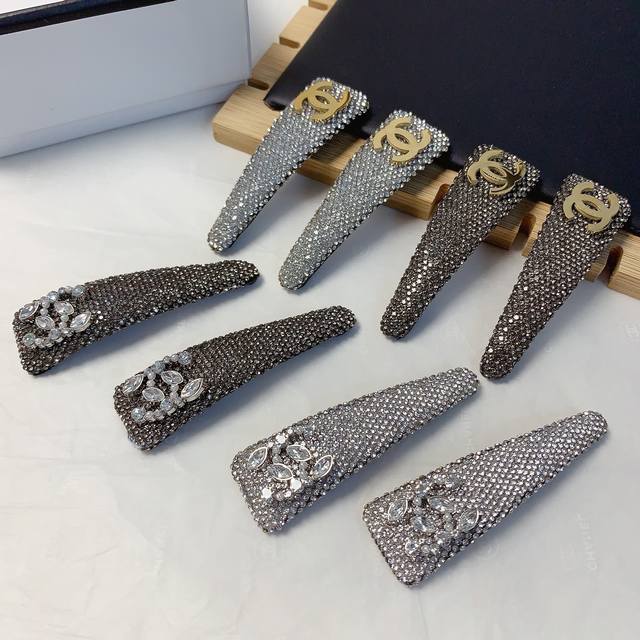 Chanel小香 Chanel发夹 满钻钛钢Logo边夹Bb夹刘海夹压夹日常精致小单品 气质百搭小仙女必入单品 宝藏款 闭眼入推荐款 一对
