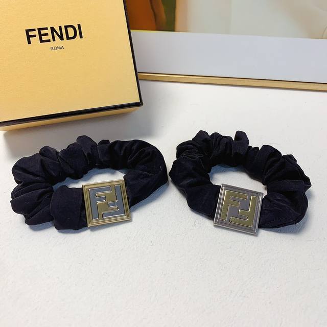 Fendi芬迪 Fendi发圈 新款钛钢Logo皮筋发圈气质百搭小仙女必入单品 宝藏款 闭眼入推荐款 单个