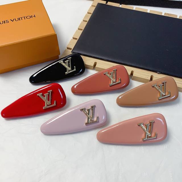 Lv路易威登 驴牌发夹 漆皮Logo压夹边夹刘海夹日常精致小单品 气质百搭小仙女必入单品 宝藏款 闭眼入推荐款 单个