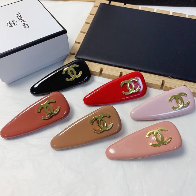 Chanel小香 Chanel发夹 漆皮Logo压夹边夹刘海夹日常精致小单品 气质百搭小仙女必入单品 宝藏款 闭眼入推荐款 单个