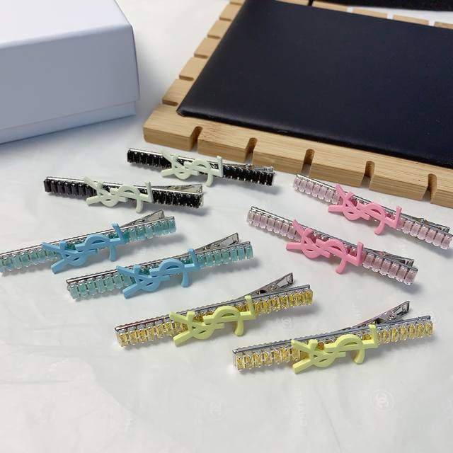 Ysl圣罗兰 杨树林发夹 彩色捷克钻Logo边夹刘海夹压夹日常精致小单品 气质百搭小仙女必入单品 宝藏款 闭眼入推荐款 一对