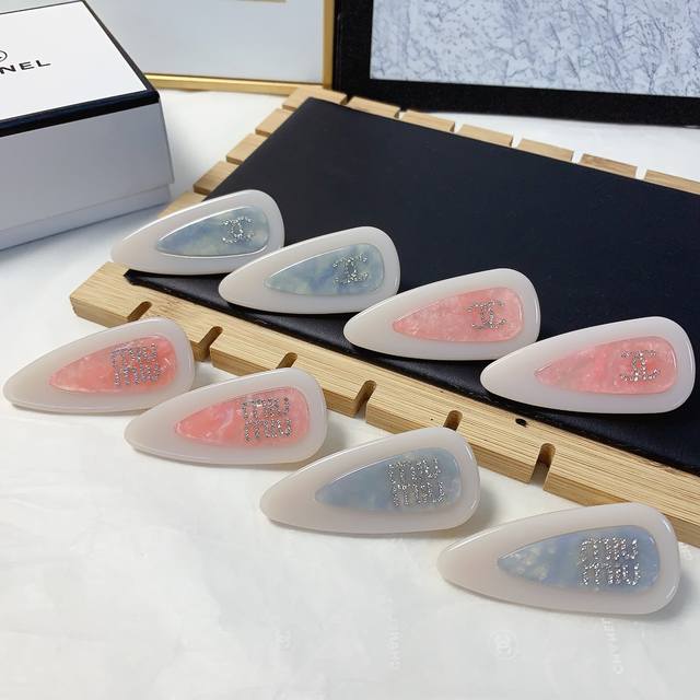 Chanel小香 Miumiu缪缪 亚克力Logo边夹刘海夹压夹日常精致小单品 气质百搭小仙女必入单品 宝藏款 闭眼入推荐款 一对