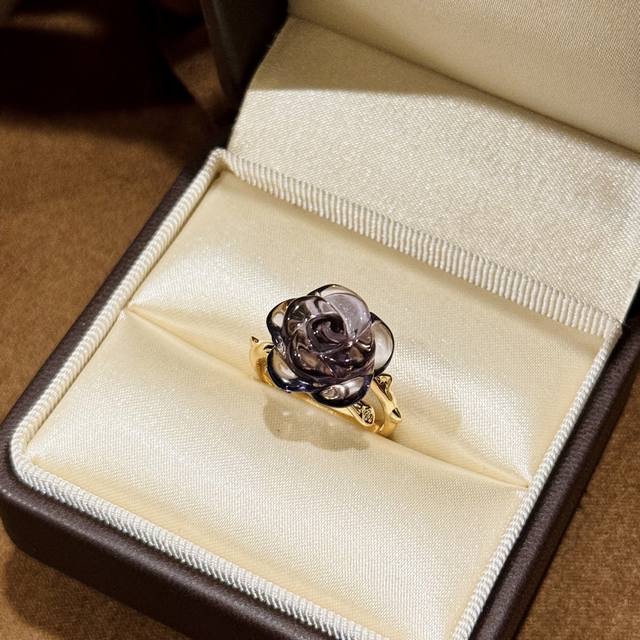 A6121 D家 新款 紫水晶 玫瑰花 花藤戒指 突显绽放的玫瑰花蕾，宛若对未来欢乐时刻的承诺。这款时尚而富有魅力的新品从玫瑰汲取灵感，Christian 及其