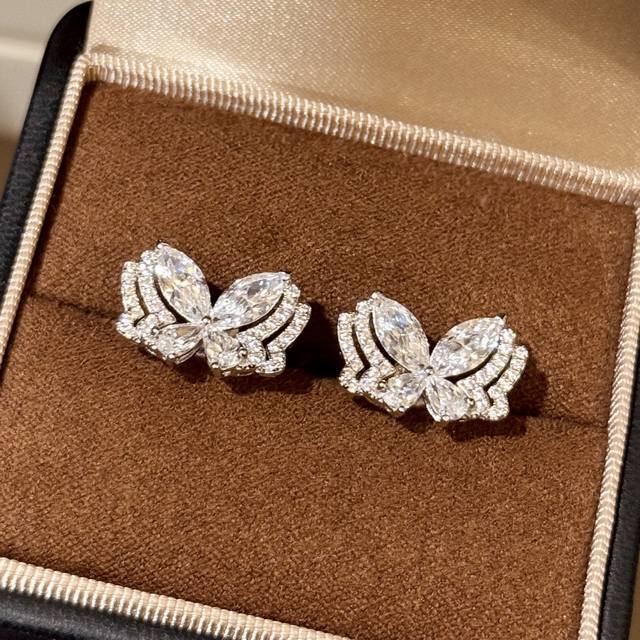 A6129 新款 奢侈 马眼 幻影蝴蝶 分层 耳钉 惊艳钻石耳钉 领略绝美风采 高端定制原版通体925纯银钻石戒指 不过敏 不褪色 仿真主钻 总能叫你为他的美丽