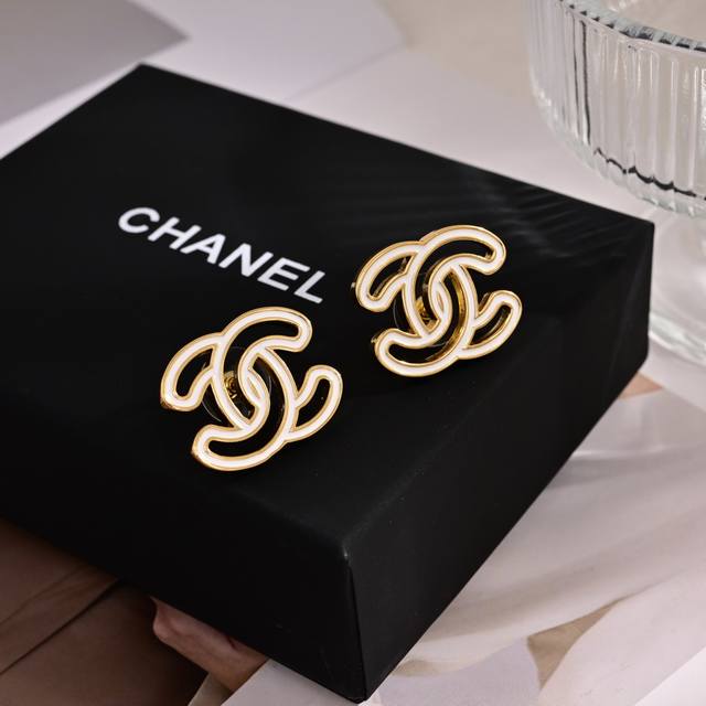 Z批打版 小香 Chanel 耳环优雅大方精工设计 雕刻 非常修饰脸型 青春活力 看惯了一如既往的耳钉 一眼就被这款吸引了 非常漂亮的颜色搭配 时尚又俏皮