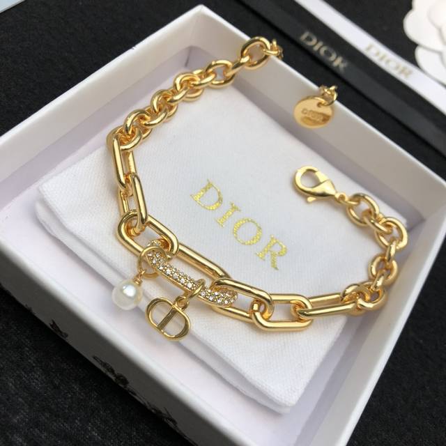 新款 Dior迪奥手链气质 个性 火爆款出货 设计独特 复古前卫 美女必备 赶紧入手