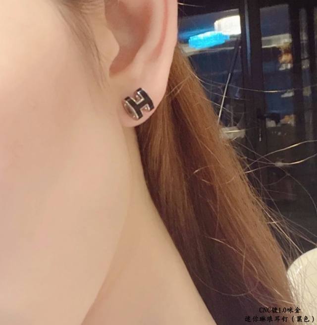 V金材质 升级Cnc进口滴油 黑色 对版 爱马仕迷你H琳琅耳钉 最新诠释H珐琅，超级工艺水平，每一款H珐琅彩面精细打磨，不过敏市面高端货