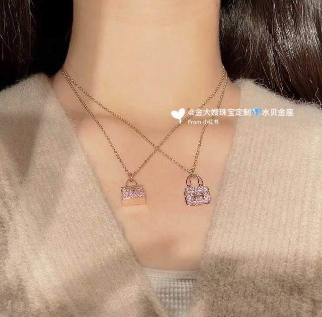 V金材质 Z批开版 爱马仕粉钻包包项链，真心好看百搭，这条爱马仕包包项链绝对带出去洋气