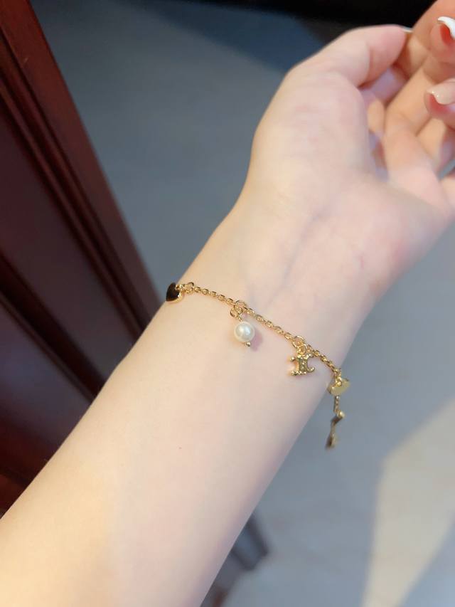 我们出品 项链Z4950，手链4550，量大咨询客Fu C七夕限定手链 七夕限定太绝美啦夏天搭配必备神器！夏天就必须是甜甜的呀！就像520一样甜甜蜜蜜！必须一套