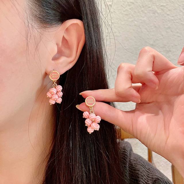 新款 缪缪 Miumiu 字母设计耳钉就是小仙女 女神必备单品 非常有女人气质 超美耳环、个人非常喜欢网红同款 时尚潮流 Z批一致 黄铜材质 又是一款百搭不分四