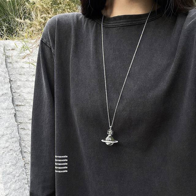 我们出品 Z2790，量大咨询客Fu Viviennewestwood 一定要入！太绝美了宝宝，什么是快乐星球，来，这就是快乐星球！绝美限定搪瓷珐琅珍珠项链！重