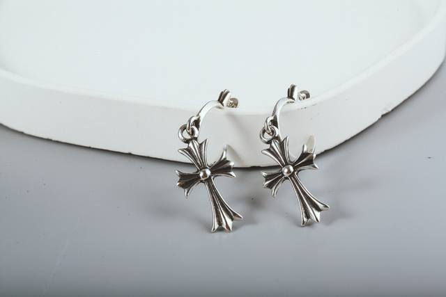 专柜品质 克罗心Chrome Hearts 大十字耳钉 这款超多网红 明星同款 戴上去就会很显脸小 克罗心的耳饰很受欢迎 是因为男女都可以戴 酷酷的搭配神器