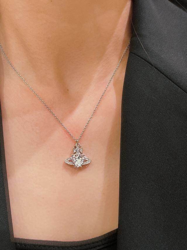 我们出品 Zp1940，量大咨询客服 Viviennewestwood 重磅推荐，一定要整套入，闭眼入准没错！纯粹王冠球是经典的象征，闪耀土星环勾勒未来波光流转