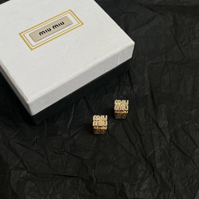 Miumiu 锆石 耳钉 高级质感字母与钻石完美结合在一起，钻石的璀璨光芒和珍珠的细腻光泽，在夏日的阳光的照耀下格外迷人。