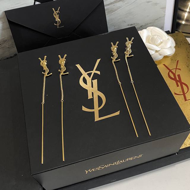 批 Ysl 圣罗兰 字母流苏链条耳钉 原装黄铜材质 Yves Saint Laurent 创立于1961年 优雅抽象大胆别致的设计风格使它成为奢华时尚界著名的品