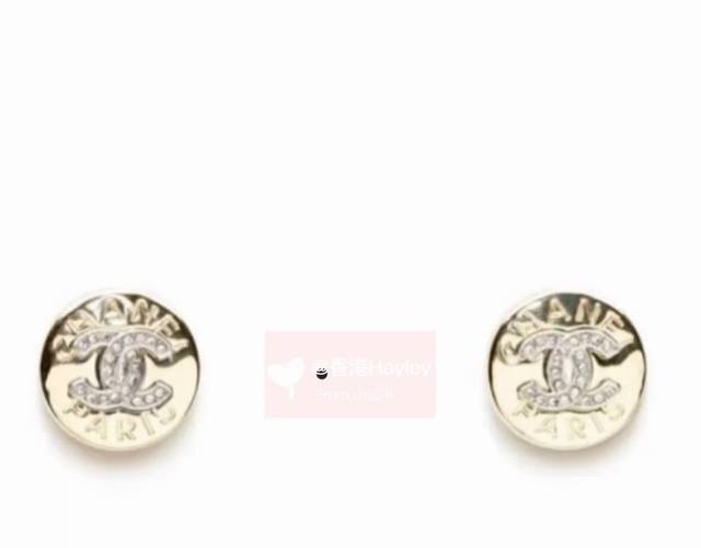 Chanel25手工坊小金币耳钉 本季经典元素演绎升级，品牌经典的双C、山茶花、并进行了创新设计，既保留了品牌特色，又展现出当季的时尚感。
