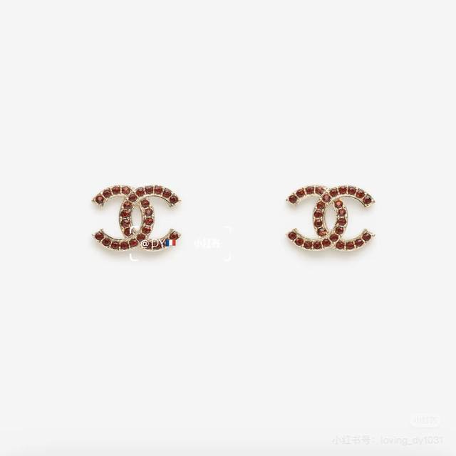 Chanel25手工坊经典酒红色双C耳钉 本季经典元素演绎升级，品牌经典的双C、山茶花、皮穿链等元素也在饰品中有所呈现，并进行了创新设计，既保留了品牌特色，又展