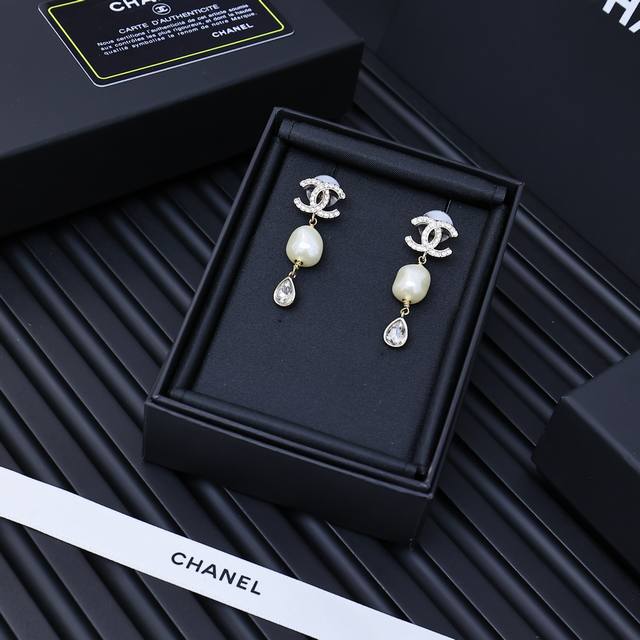 Chanel25手工坊双C珍珠耳坠 本季经典元素演绎升级，品牌经典的双C、山茶花、皮穿链等元素也在饰品中有所呈现，并进行了创新设计，既保留了品牌特色，又展现出当