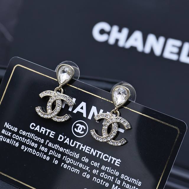 Chanel25手工坊水滴双C耳钉 本季经典元素演绎升级，品牌经典的双C、山茶花、皮穿链等元素也在饰品中有所呈现，并进行了创新设计，既保留了品牌特色，又展现出当