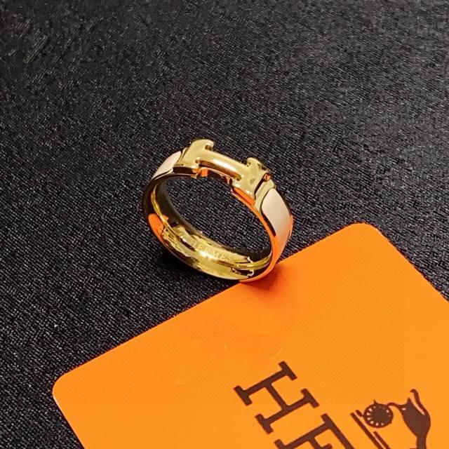 Hermes爱马仕性价比最高的奶茶色戒指一眼看中了它，保色精钢镀18K金材质，有黄金色国内专柜 7550。这款戒指简洁大方，可以算是Hermes家性价比很高的东