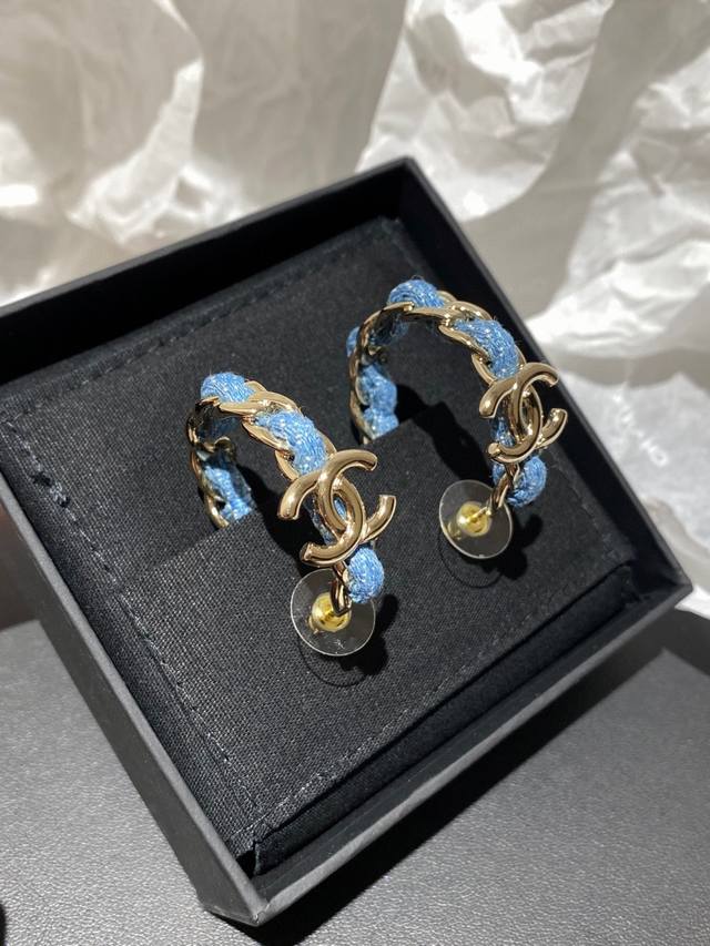 批 Z批打版 小香 Chanel 牛仔真蓝色皮串字母圆环耳钉耳环 优雅大方精工设计 雕刻 非常修饰脸型 青春活力 一眼就被这款吸引了 非常漂亮的颜色搭配 时尚又