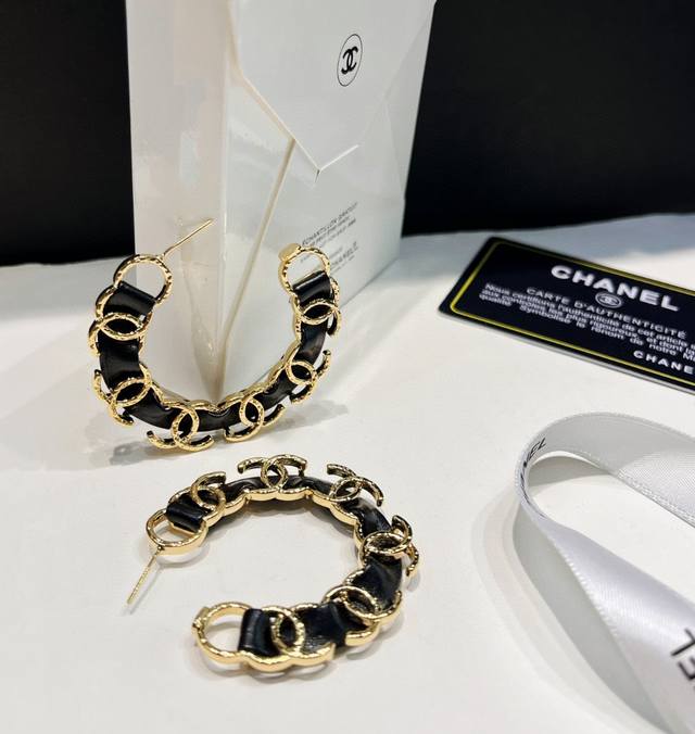 批 Chanel香奈儿 进口真皮圆环字母耳钉 市面最高版本原版Logo清晰字印香奈儿耳钉女神必备 超级显脸瘦 有个性时尚 日常必备 淑女气质 高贵名媛气质 简约