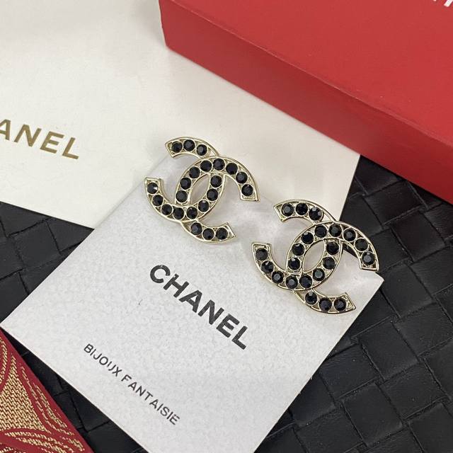 批 卖疯了小香官网主推爆款精工版小香 最新 Chanel 微镶黑色圆钻镂字母耳钉耳环CaméLia 字母新款黑钻字母出货 明星同款，原版清晰Logo字印美美哒漂