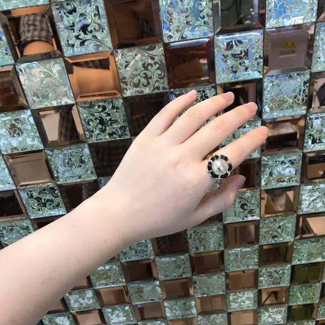 Chanel香奈儿戒指，戒指，简约百搭款新版本超美跟正品一样制作美丽的东西不需要华丽的背景随便拍拍就超美～～明星网红同款。码数6、7、8.