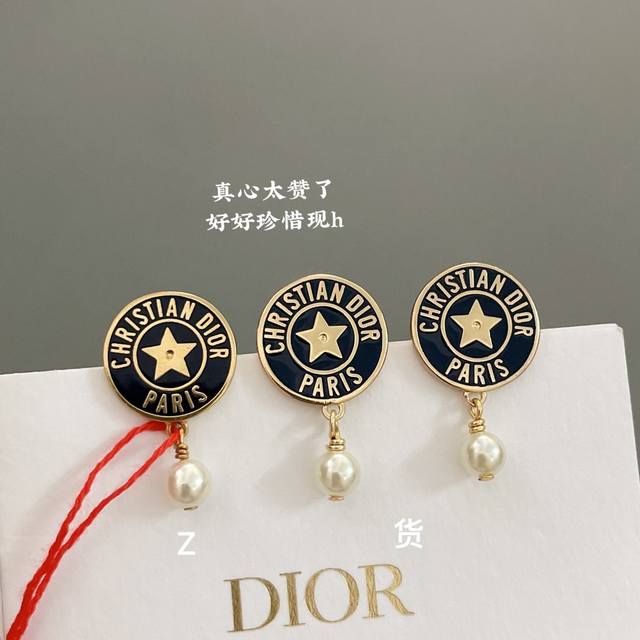 高品质 细节如图 D黑圆形吊珠耳钉 Z 3300，最喜欢这季的海军风系列！太好看太高级太好搭了，黑金永远的经典大气！搭配施华洛珍珠，点睛之笔太绝美了！简约的穿搭