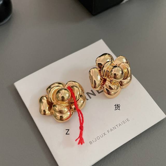 高品质 细节如图 香金花朵耳钉 Vint Ge系列，C Vintage系列！正如 Coco女士所说的“流行稍纵即逝，风格永存”。 而其中Vint Ge款，更是难