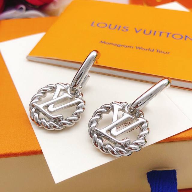 编号Led0166 Lv*最新款银色麻花耳勾 一致Z批黄铜材质