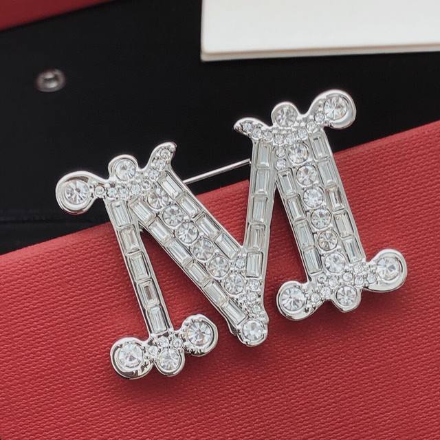 编号Mxz0001 小众Maxmara胸针 标志性的 Monogram 胸针，金属覆盖微水晶制成，具有象征意义，是Max风格的体现~