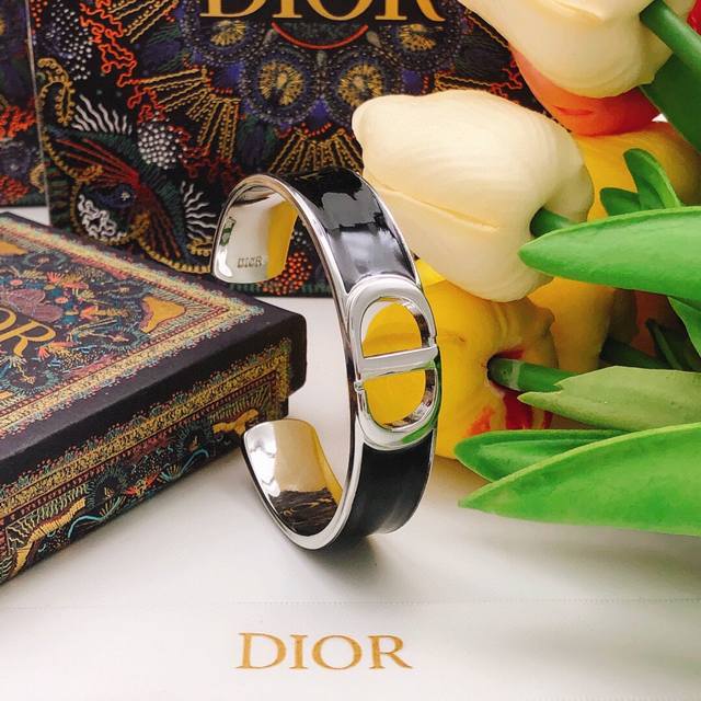 编号Dsz0026 Dio*最新款滴油黑色手镯 一致Z批黄铜材质