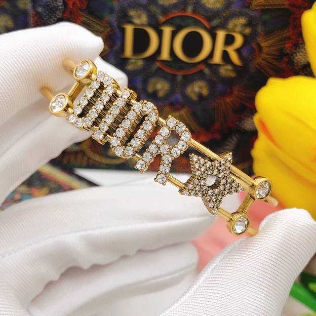 编号Dsz0018 Dior 迪奥 复古字母开口Jadior 字母 手镯 随你怎么戴 都是美得不要不要 女权系列的复古风格 以珍珠点缀 工艺精湛 细节完美 每一