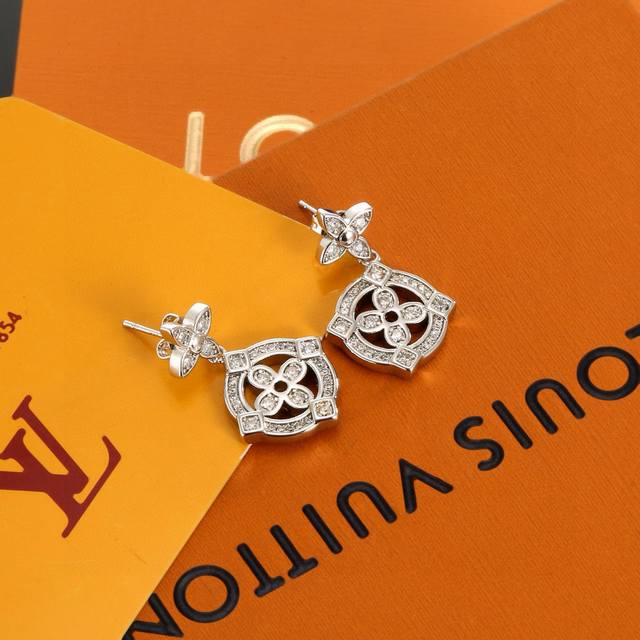 驴家新款Lv Iconic Lv 耳环 再以 Monogram 花卉注入雅致格调，无论单独佩戴或搭配同款手饰 均可释放柔美气息耳钉