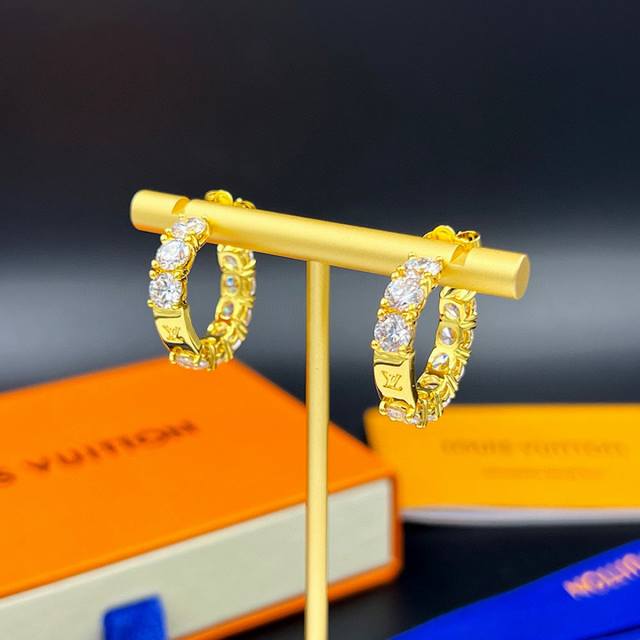 驴家Lv Crystals 满钻耳圈为路易威登经典元素描绘璀璨一笔。圆形切割锆石以手工匠心镶嵌 耳环