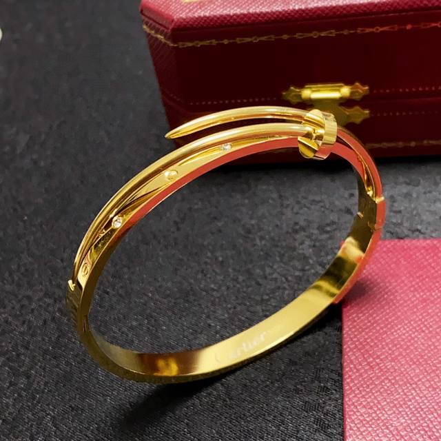 Cartier 卡地亚官网最新发布 火爆钉子镶钻手镯进口精工保色18K高端定制顶级工艺 专柜Logo刻字清晰 360度无死角！全新的窄版设计 更显精致～如此美物