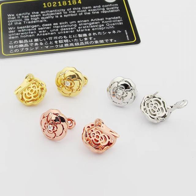 小香耳环 Bouton De Camelia 系列 山茶花光 耳拍 依然以标志性的 山茶花 为灵感。新作运用白金和钻石的简单搭配，由三层圆润的钻石花瓣簇拥构成完
