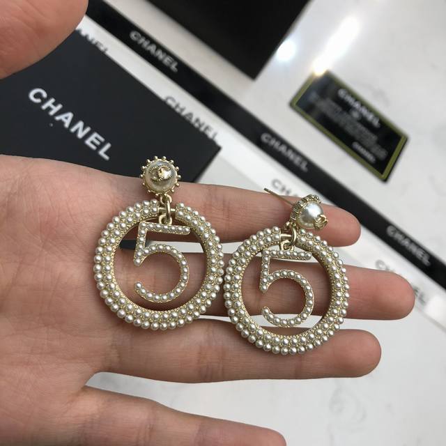 Chanel香奈儿 耳钉 小香5字耳环热销款 市面最高版本！专柜1:1款式开模 专柜原版、香奈儿耳钉女神必备 超级显脸瘦[爱心