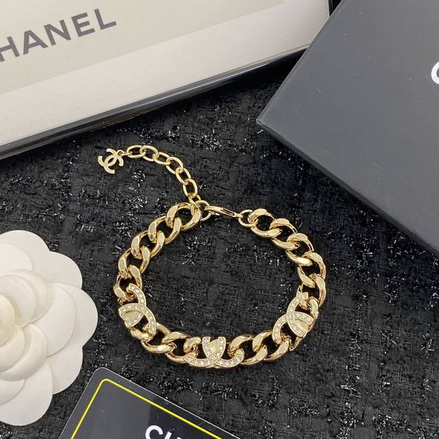 编码H500 香奈儿手链热销款爆上新 Chanel22 半钻双C链条手链 一致Zp 浅金色粗链子搭配半双C 简洁干练的风格不会过偏淑女