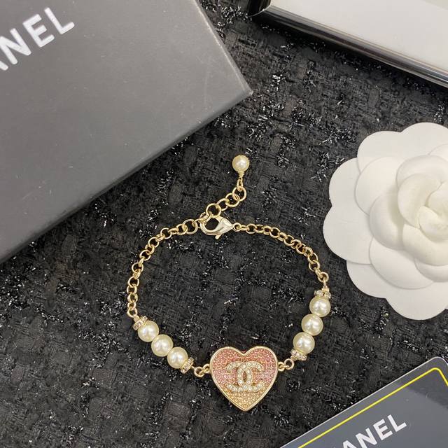 编码H493 香奈儿手链热销款爆上新 Chanel22A浅金珍珠爱心手链 粉钻渐变色爱心手链，爱心正中间镶嵌满钻双C Logo，珍珠爱心元素 阳光下Bling