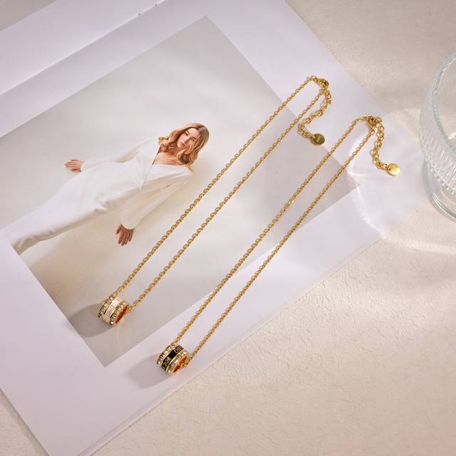 项链 耳环 迪奥 新款一线大牌都爱的Dior 迪奥 新品套装 金属质感逆袭版字母潮范儿抢风头 完全胜任现代年轻人街拍、度假时尚搭成为夏日最炙手的时髦单品...
