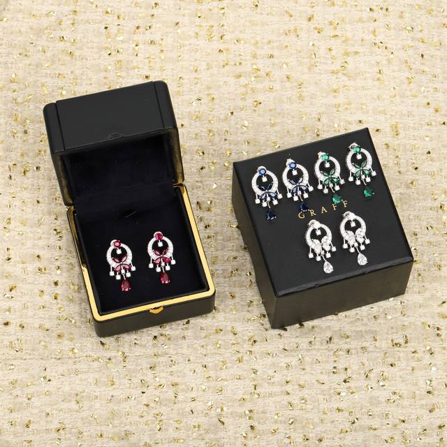 207966 我们出品 蝴蝶耳环 可订做真金真钻，只做对版Zp真金货，Pk市面各种金货量大咨询客Fu 这款耳环以水滴和方形钻石交织出活泼的蝴蝶，重现手系缎带蝴蝶