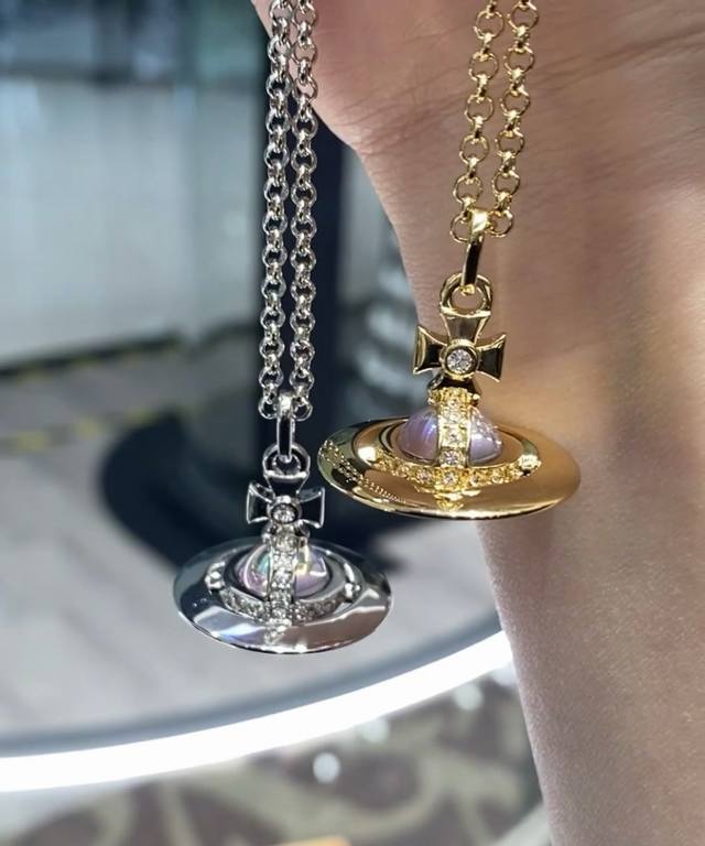 中号西太后Vivienne 闭眼准入没错！纯王粹冠球经是典的象征，闪土耀星环勾未勒来波光转流间，开启一场未与来的崭新际遇！我采们用特定华施洛洛钻，拿到完手完全可