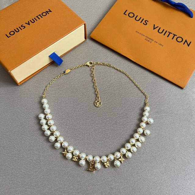 Lv 项链Louis Vuitton 路易威登专柜一致材质 火爆款出货 设计独特 复古前卫 男神、美女必备。