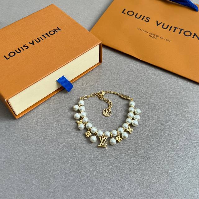 Lv 手链Louis Vuitton 路易威登专柜一致材质 火爆款出货 设计独特 复古前卫 男神、美女必备。
