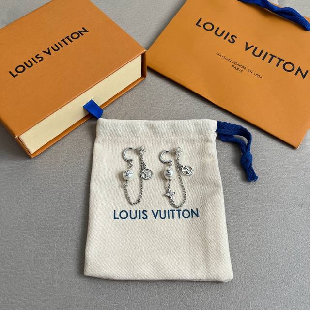 原单货 Lv 耳钉Louis Vuitton 路易威登 专柜一致材质 火爆款出货 设计独特 复古前卫。